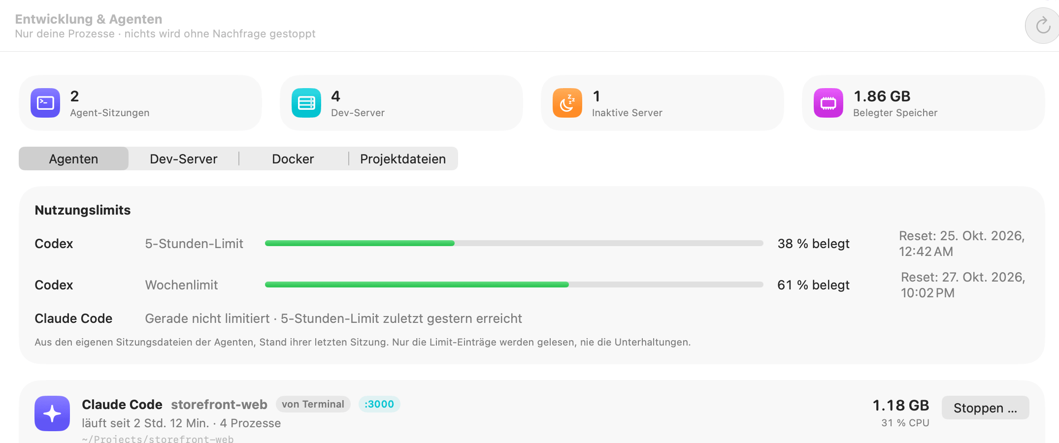 OneMacTools „Entwicklung & Agenten“: Nutzungslimits (Codex hat 38 % seines 5-Stunden-Limits und 61 % seines Wochenlimits verbraucht, Claude Code derzeit nicht begrenzt) über einer Claude-Code-Sitzung in storefront-web mit dem, was sie gestartet hat, Arbeitsspeicher, CPU und einer Stopp-Taste