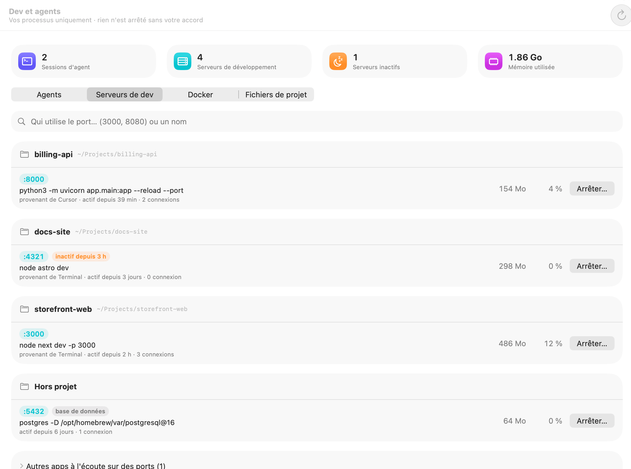 Dev et agents de OneMacTools : serveurs de développement regroupés par projet avec leurs ports, un serveur Astro inactif signalé, une base de données Postgres et des boutons Arrêter