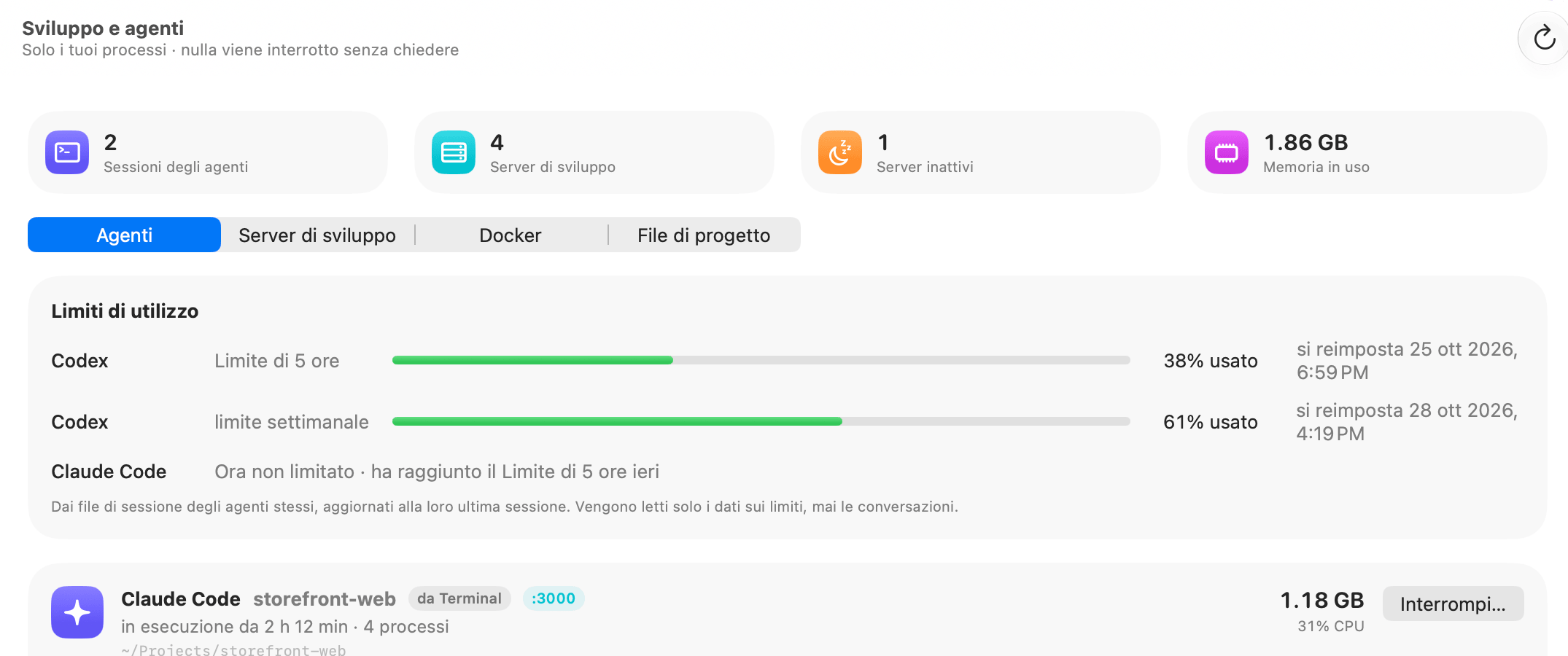 Sviluppo e agenti di OneMacTools: limiti d'uso (Codex al 38% del limite di 5 ore e al 61% del limite settimanale, Claude Code al momento non limitato) sopra una sessione di Claude Code in storefront-web con ciò che ha avviato, memoria, CPU e un pulsante Interrompi