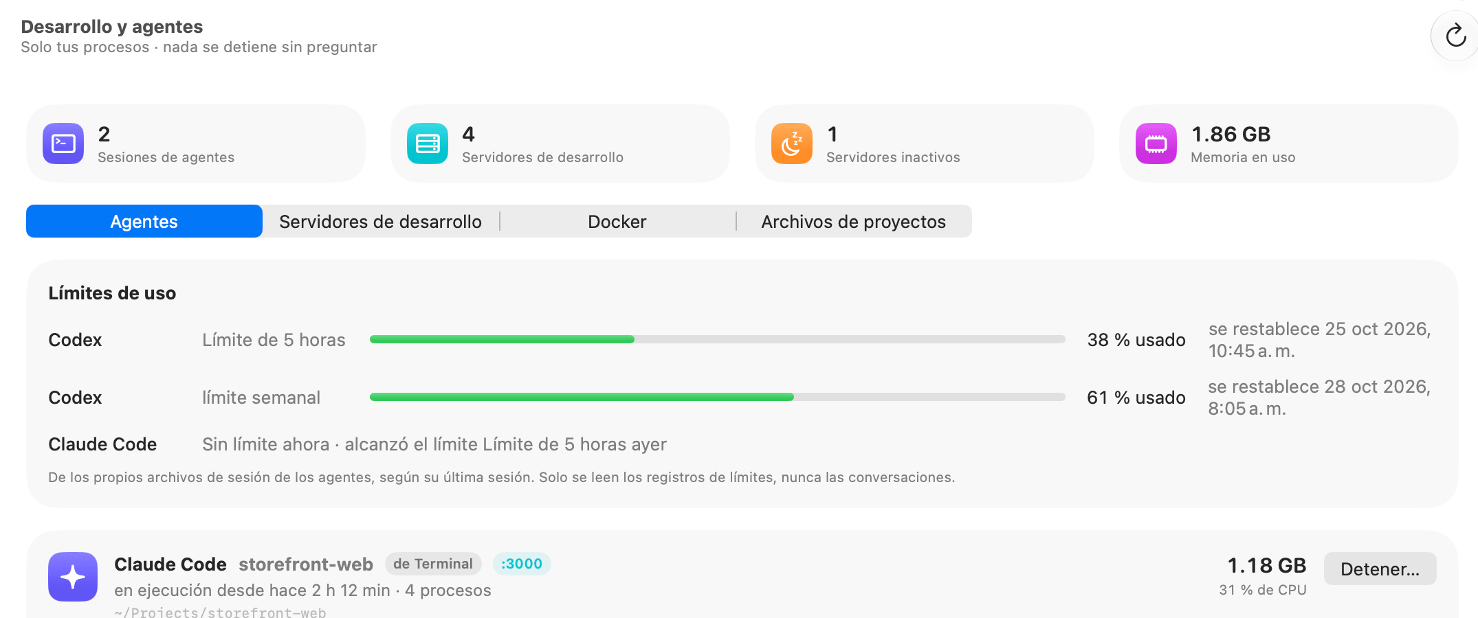 Desarrollo y agentes de OneMacTools: límites de uso (Codex ha usado el 38 % de su límite de 5 horas y el 61 % de su límite semanal; Claude Code sin límite ahora) sobre una sesión de Claude Code en storefront-web con lo que ha iniciado, la memoria, la CPU y un botón Detener