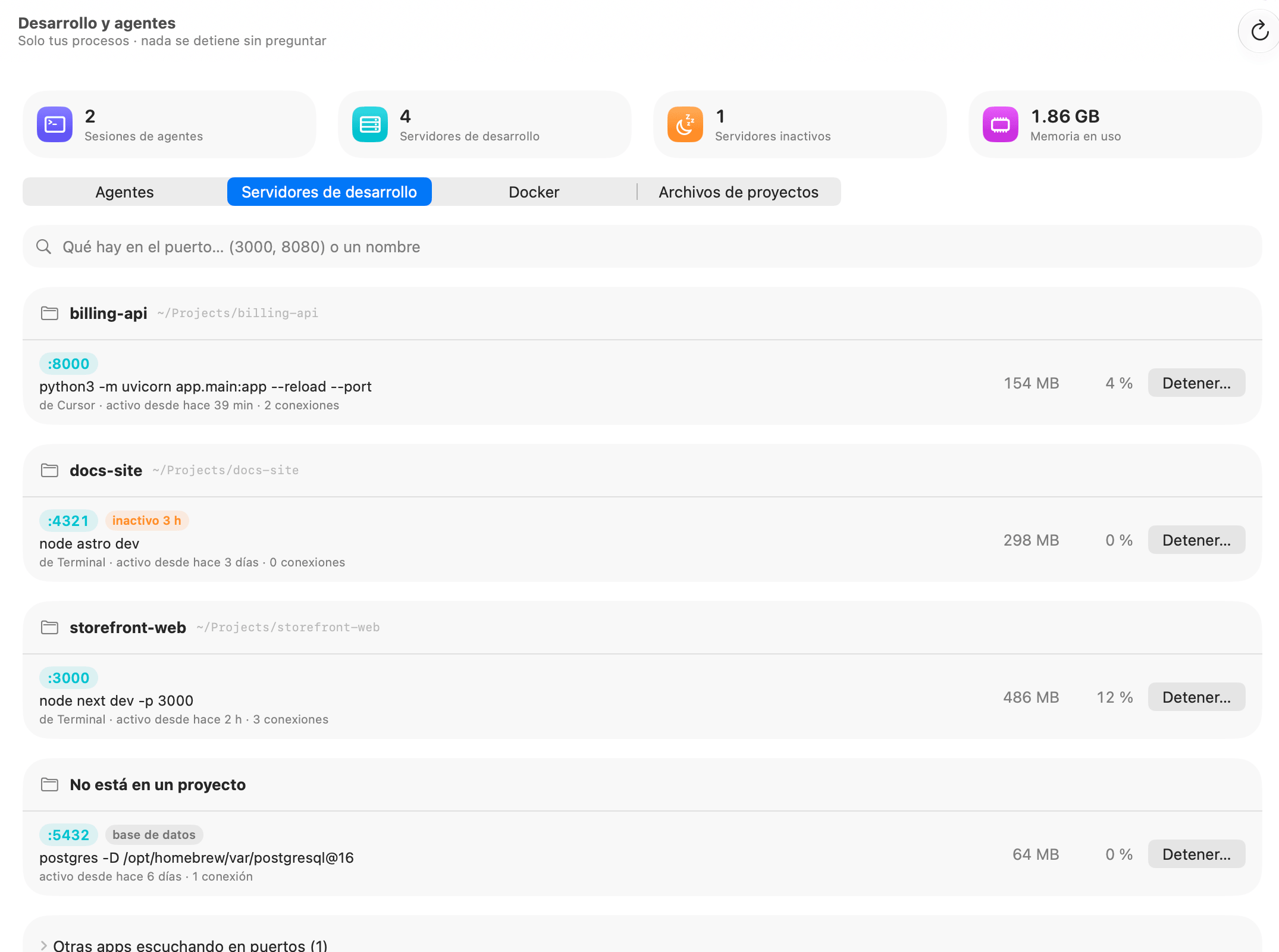 Desarrollo y agentes de OneMacTools: servidores de desarrollo agrupados por proyecto con sus puertos, un servidor Astro inactivo señalado, una base de datos Postgres y botones Detener
