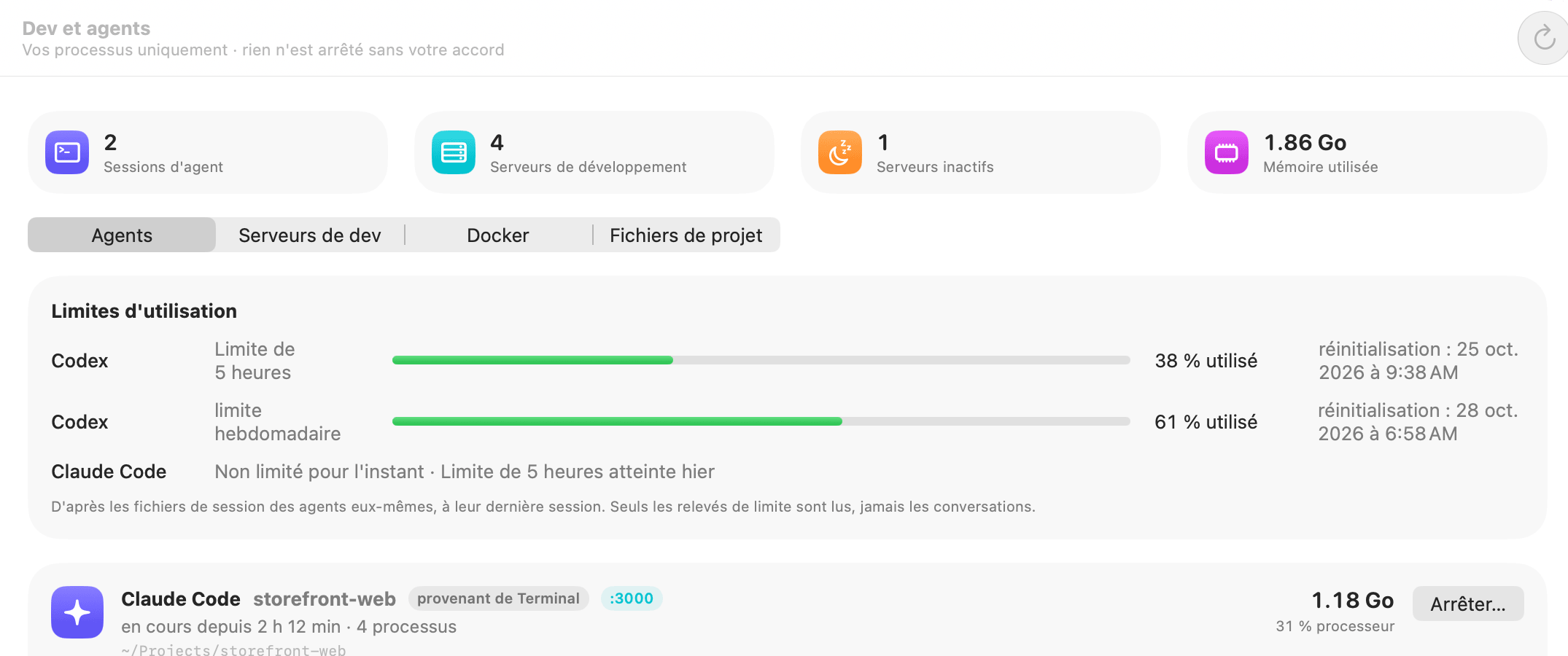 Dev et agents de OneMacTools : limites d’utilisation (Codex à 38 % de sa limite sur 5 heures et 61 % de sa limite hebdomadaire, Claude Code non limité pour l’instant) au-dessus d’une session Claude Code dans storefront-web avec ce qu’elle a lancé, la mémoire, le CPU et un bouton Arrêter