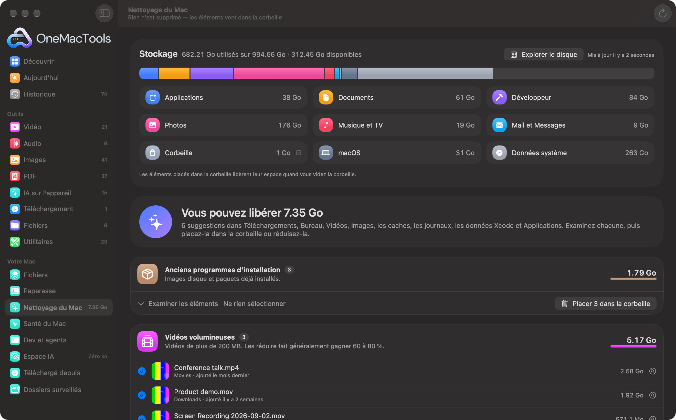 Nettoyage du Mac de OneMacTools listant d’anciens programmes d’installation, des vidéos volumineuses, de vieilles captures d’écran et des doublons, avec Réduire plutôt et Placer dans la corbeille