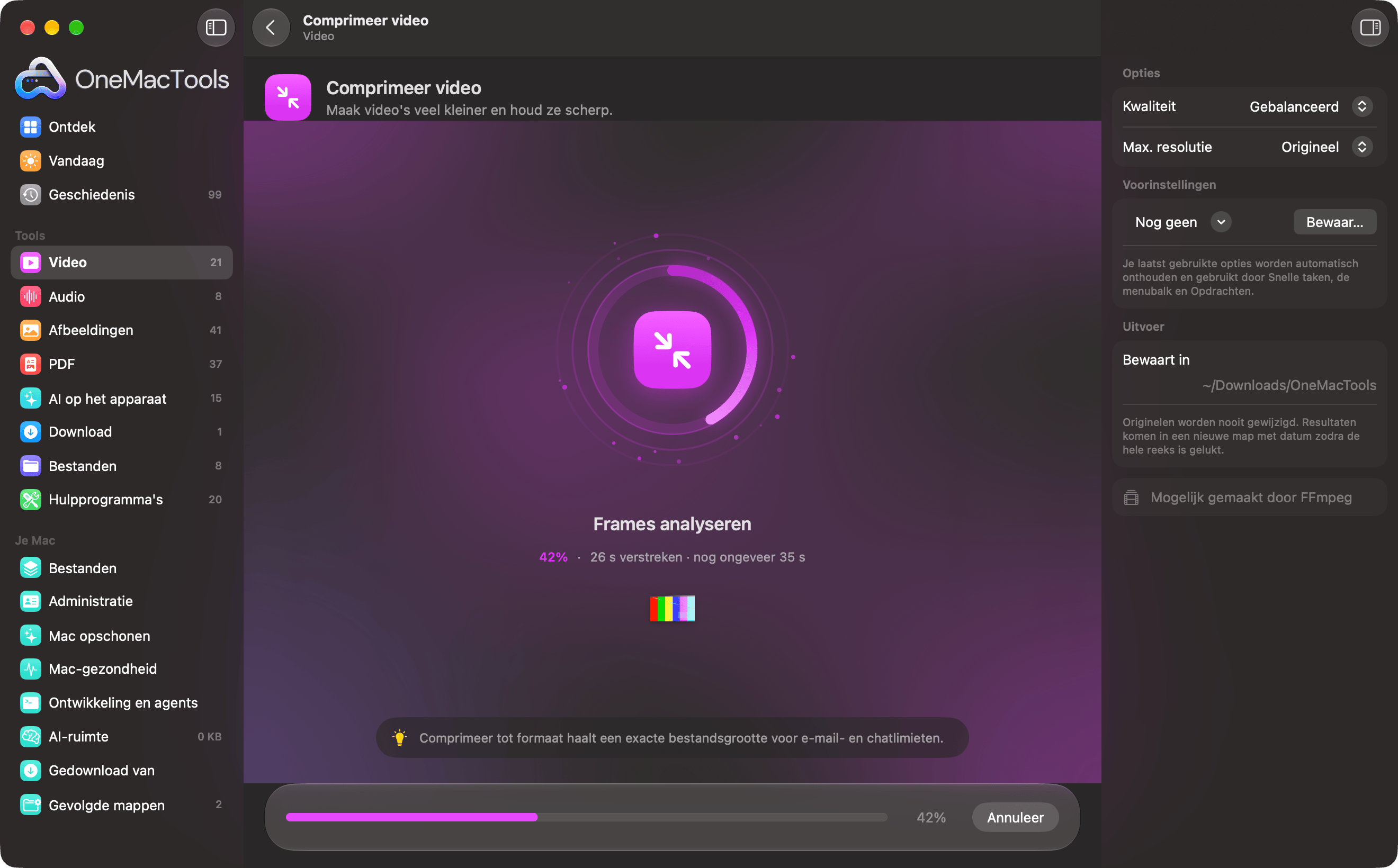OneMacTools comprimeert een video, met een voortgangsring op 42%, de huidige stap, de resterende tijd en een tip