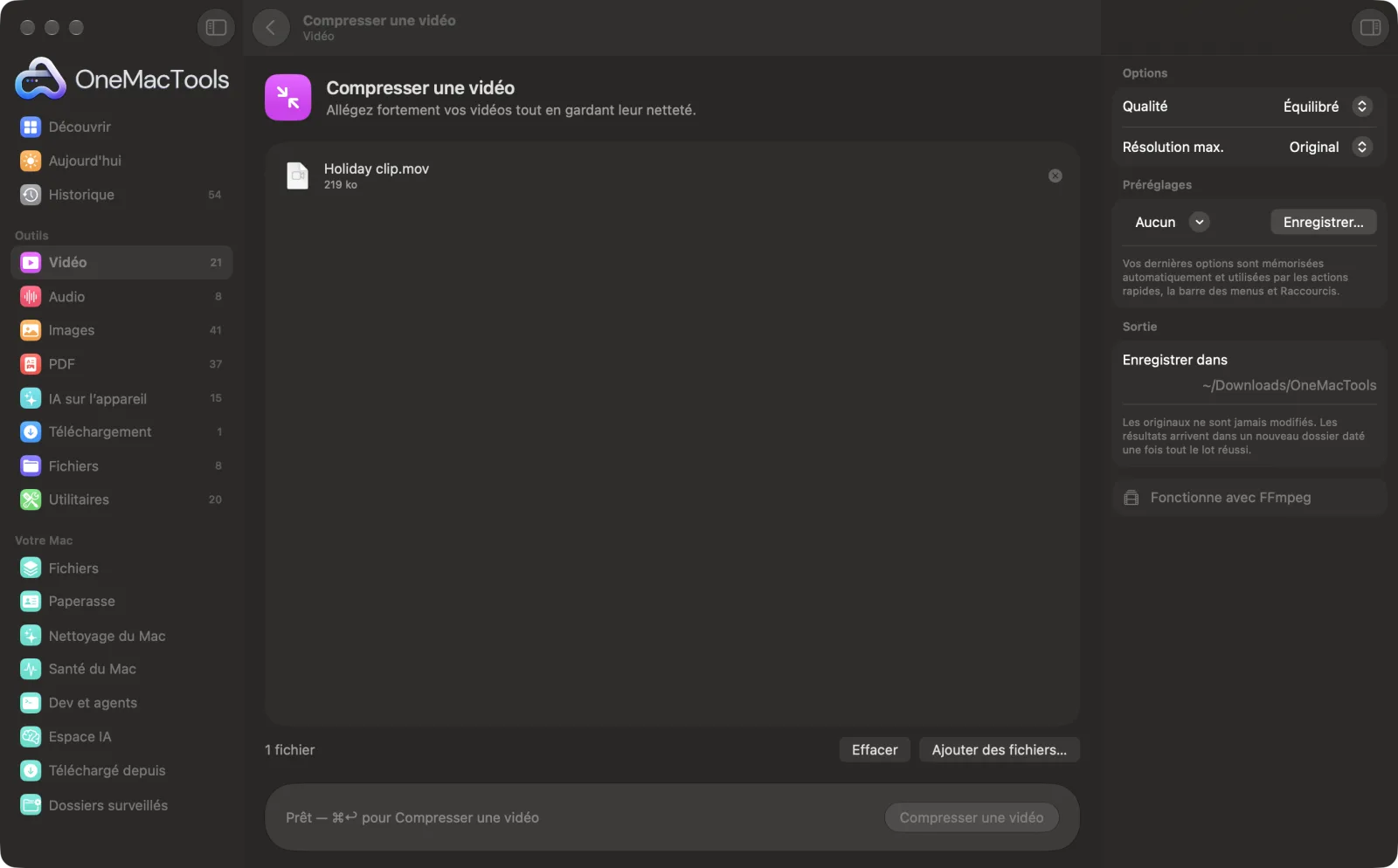 Compresser une vidéo dans OneMacTools, avec des fichiers d’exemple chargés et le panneau d’options ouvert