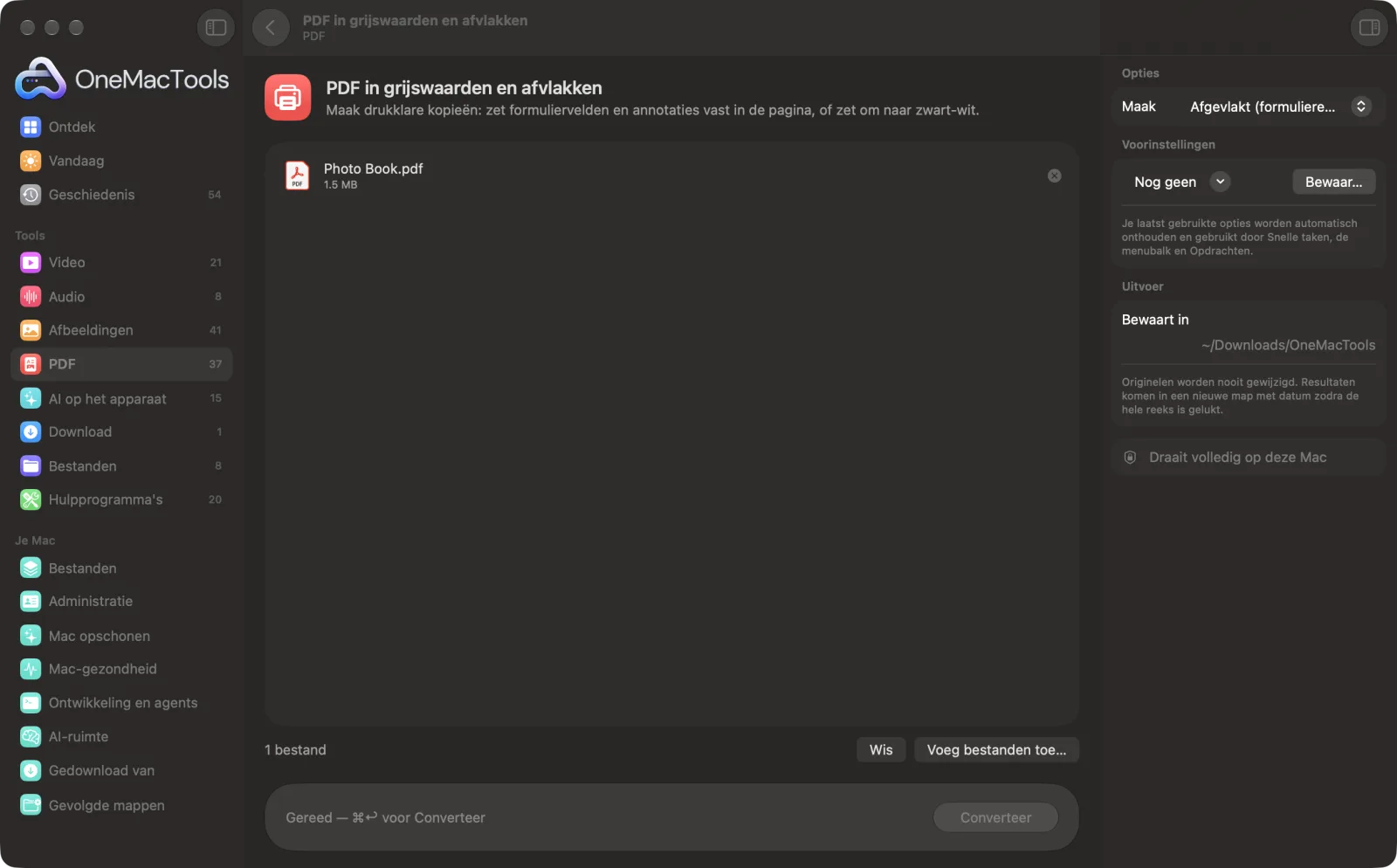 PDF in grijswaarden en afvlakken in OneMacTools op een Mac, met voorbeeldbestanden en de opties